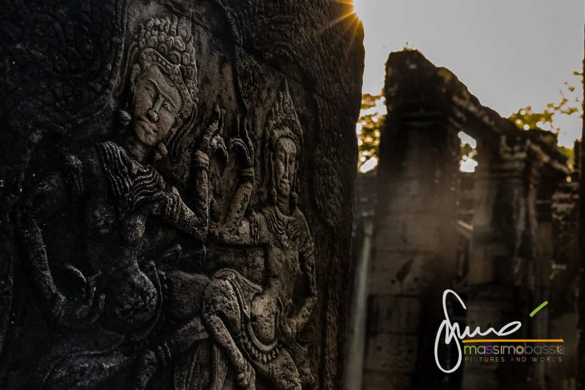 Bassorilievo con danzatrici Apsara