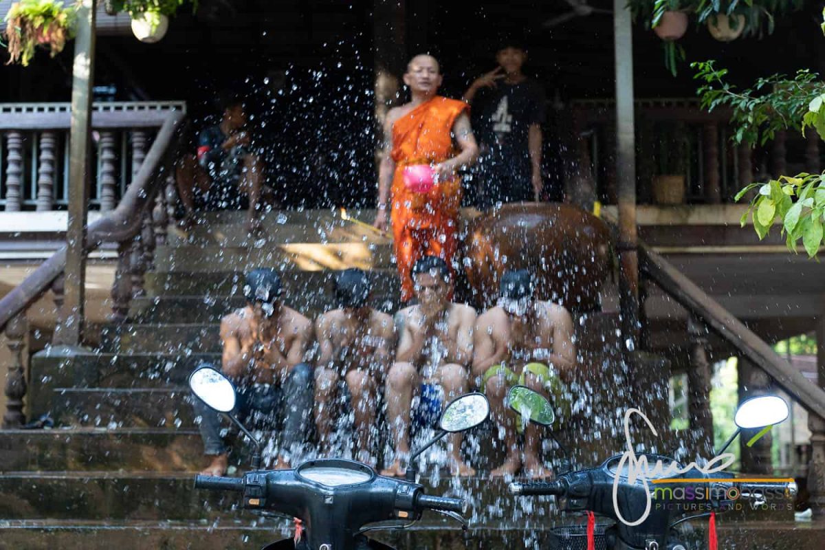 Benedizione dell'acqua,(water blessing) tipica della Cambogia, durante Uposatha o Buddha Day