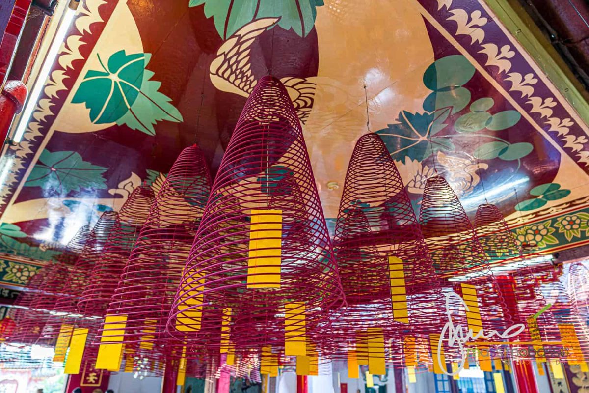 Spirali di incenso in un Tempio buddista in Vietnam