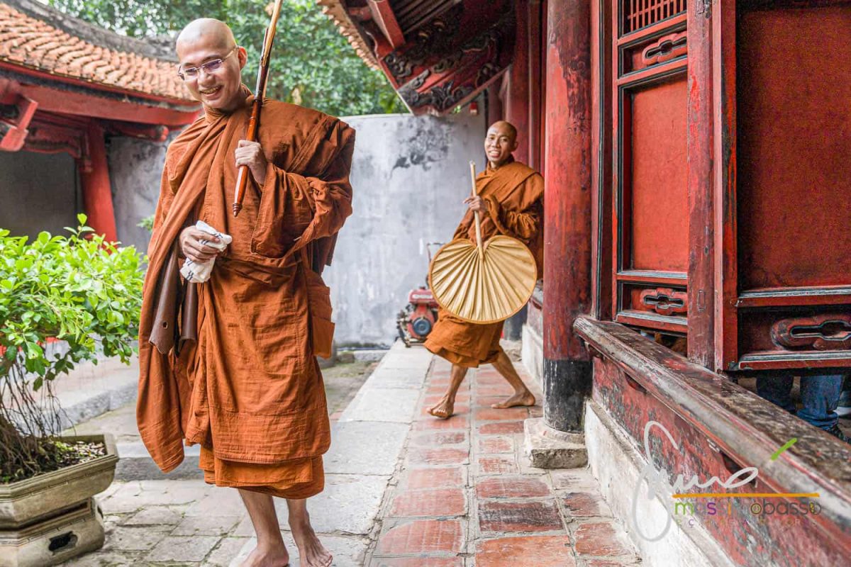 Monaci in visita al Tempio della Letteratura ad Hanoi
