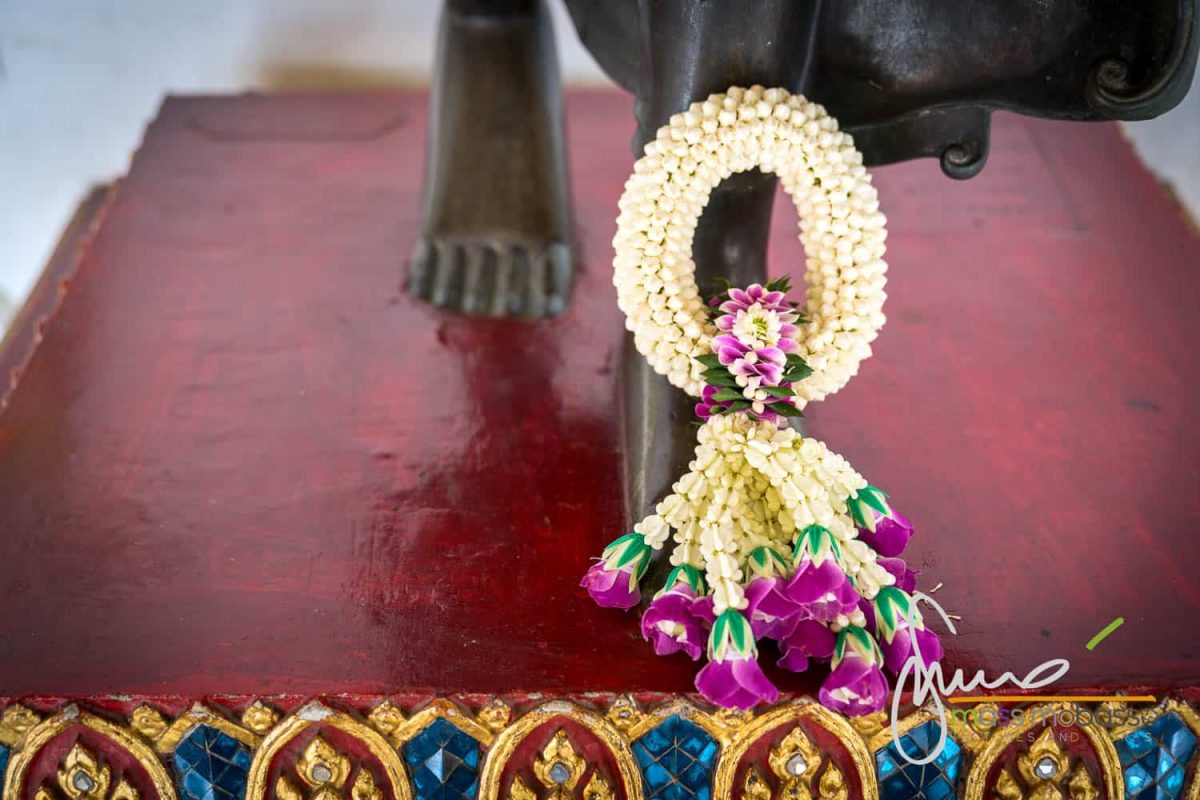 Offerte al Buddha - Wat Benchamabophit - il Tempio di Marmo - Bangkok