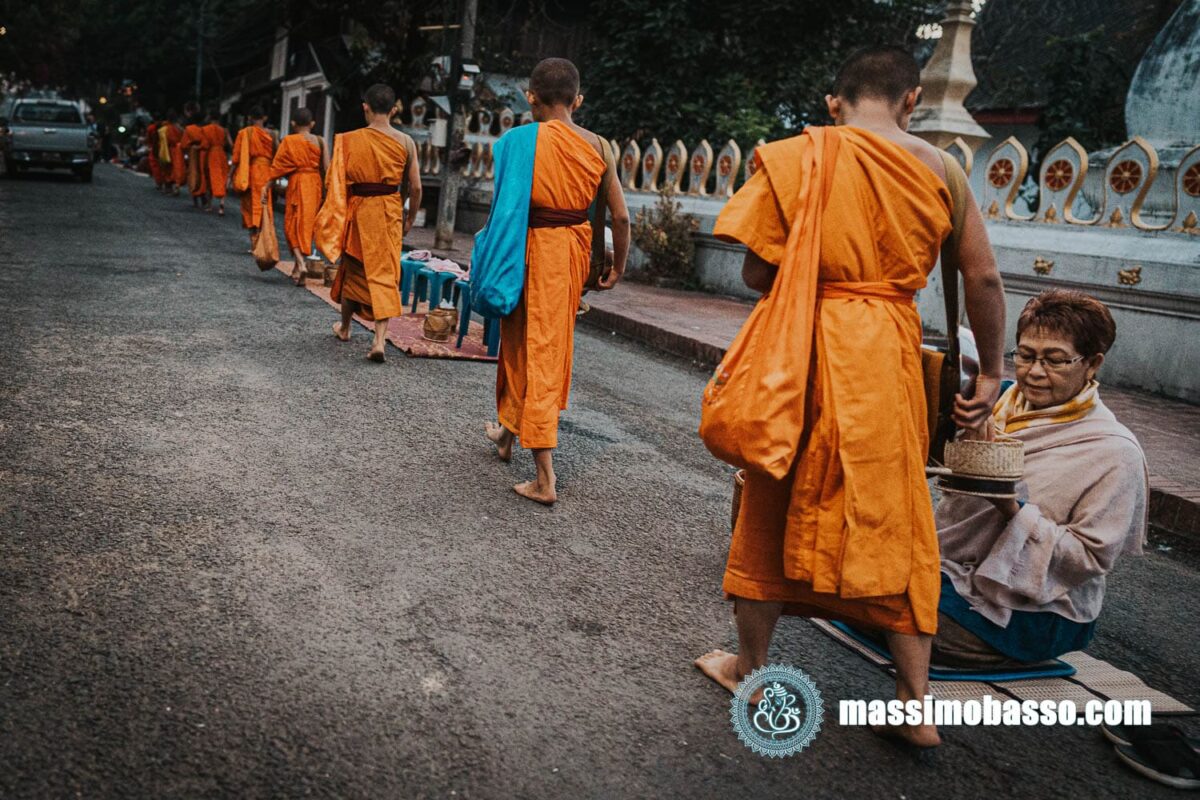 Questua dei Monaci a Luang Prabang - nota anche come cerimonia del Tak Bat o Alms Giving o offerta delle elemosine - 1
