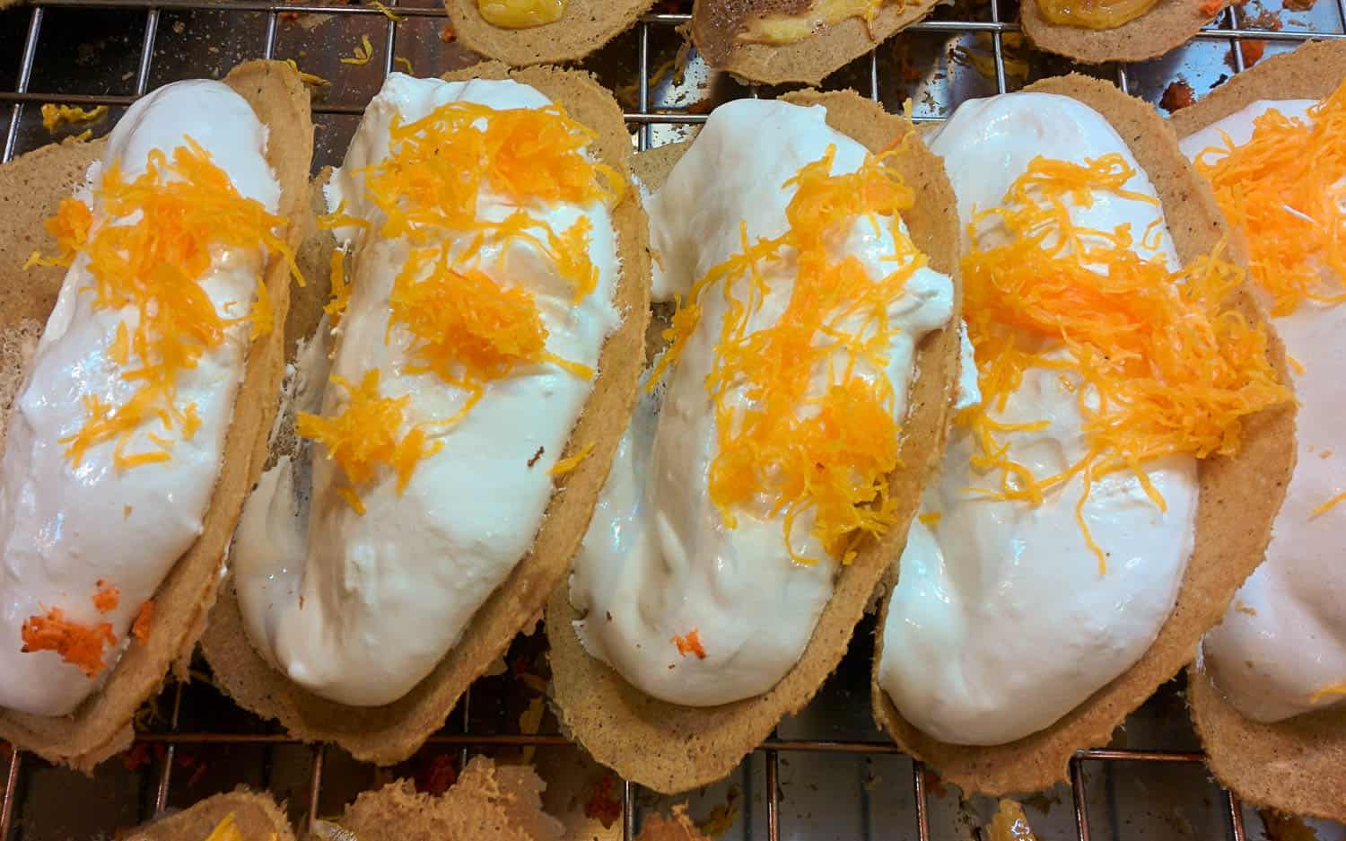 Khanom Buang - dolcetti di albume d'uovo che si possono trovare ovunque e si possono mangiare al Mercato Galleggiante di Amphawa