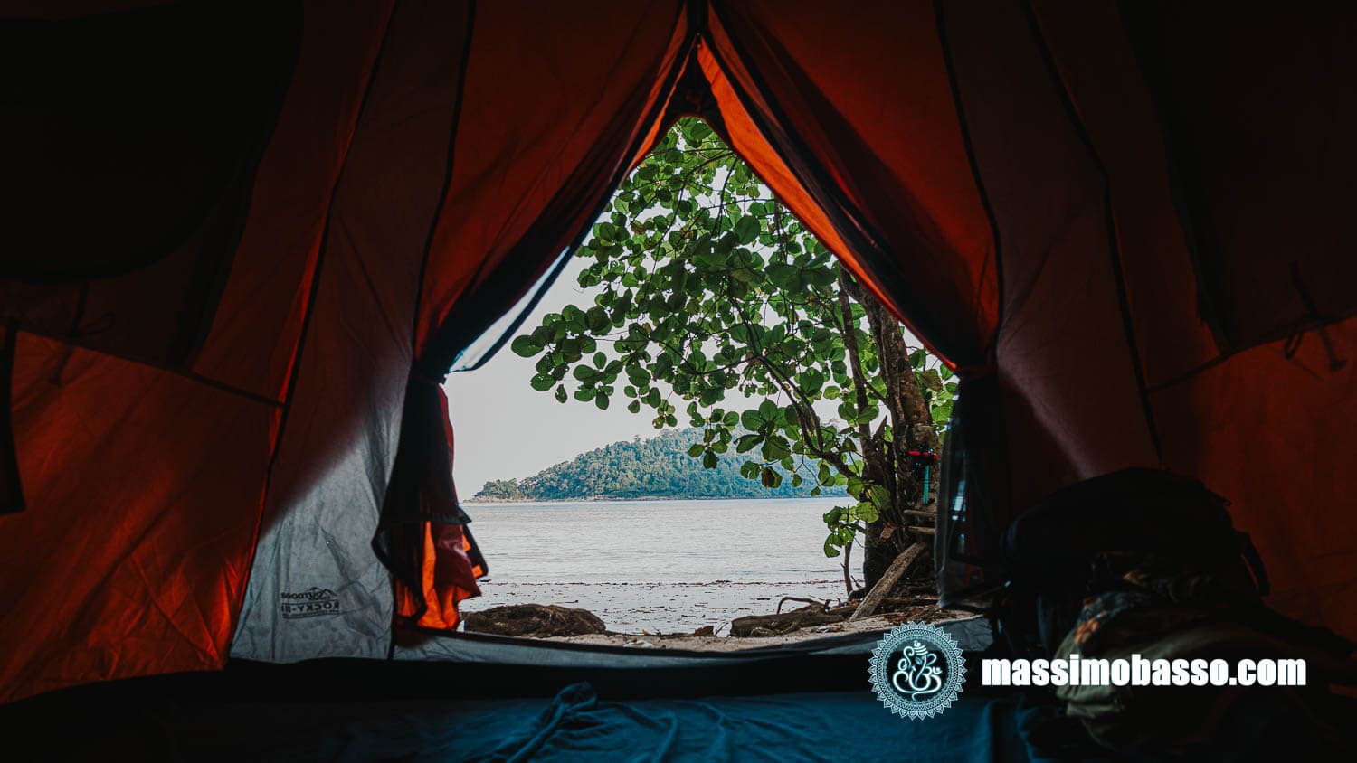 Campeggio sulla spiaggia alle isole Surin