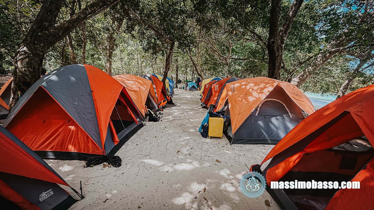 Le tende già montate del campeggio del Parco