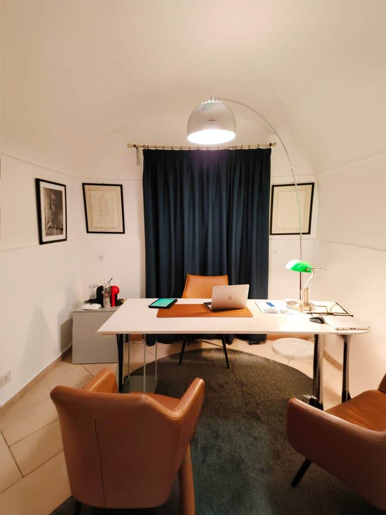 Studio moderno con scrivania e sedie marroni