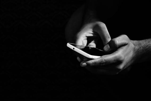 Il cellulare è un po' la "scatola nera" delle nostre emozioni. E spesso, i tradimenti si scoprono proprio tramite lo smartphone.