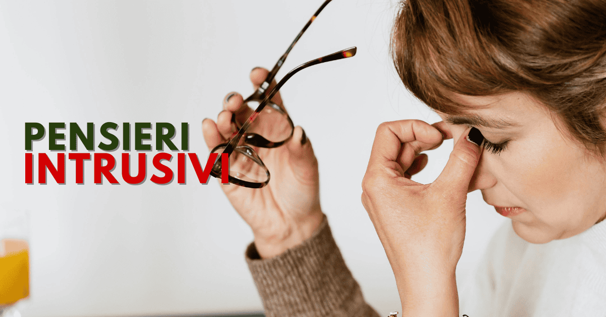 Donna stressata con pensieri intrusivi