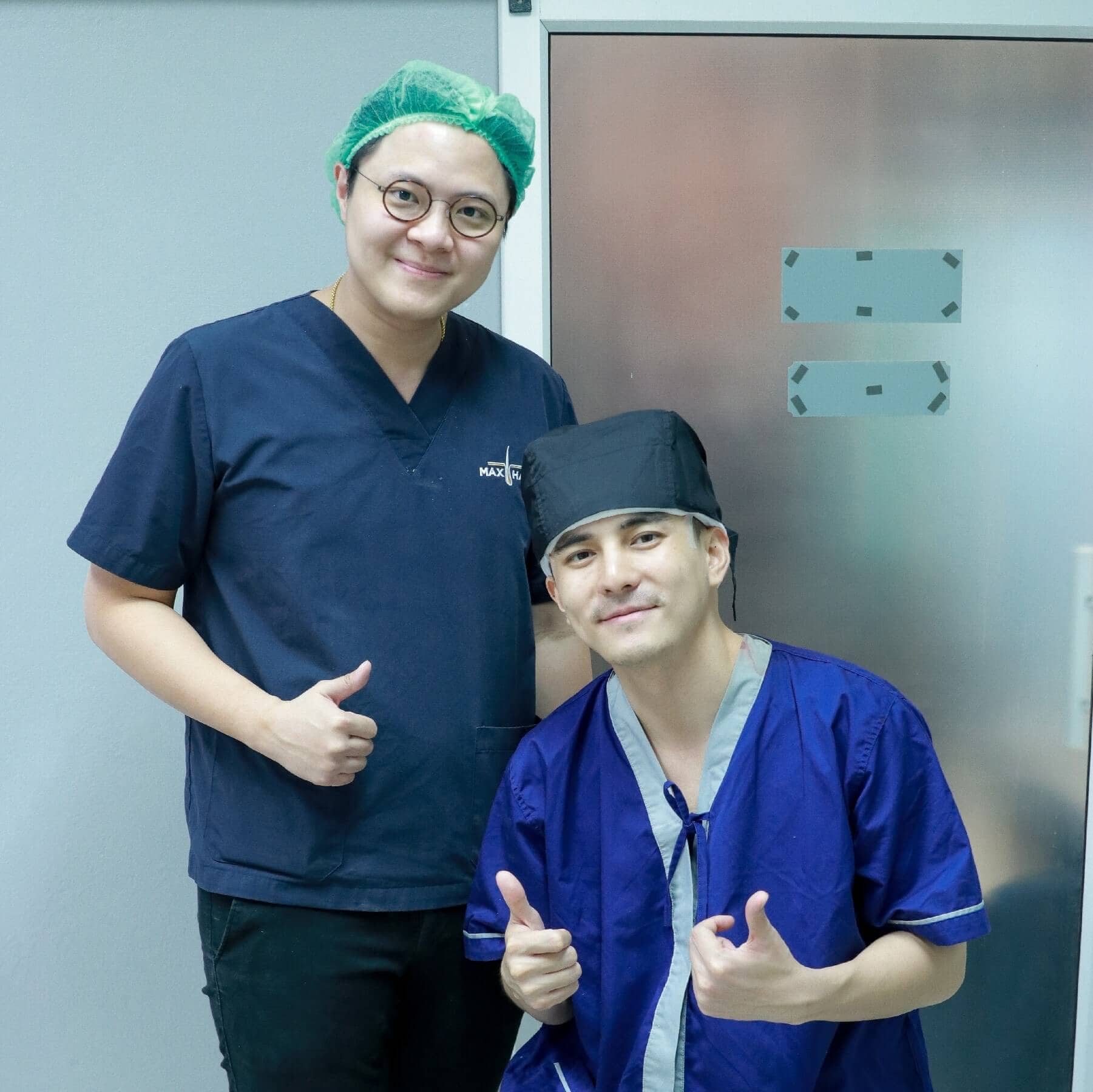 คุณฟิล์ม-จิรายุ กับแพทย์ที่ทำการปลูกผมจาก MAX-HAIR