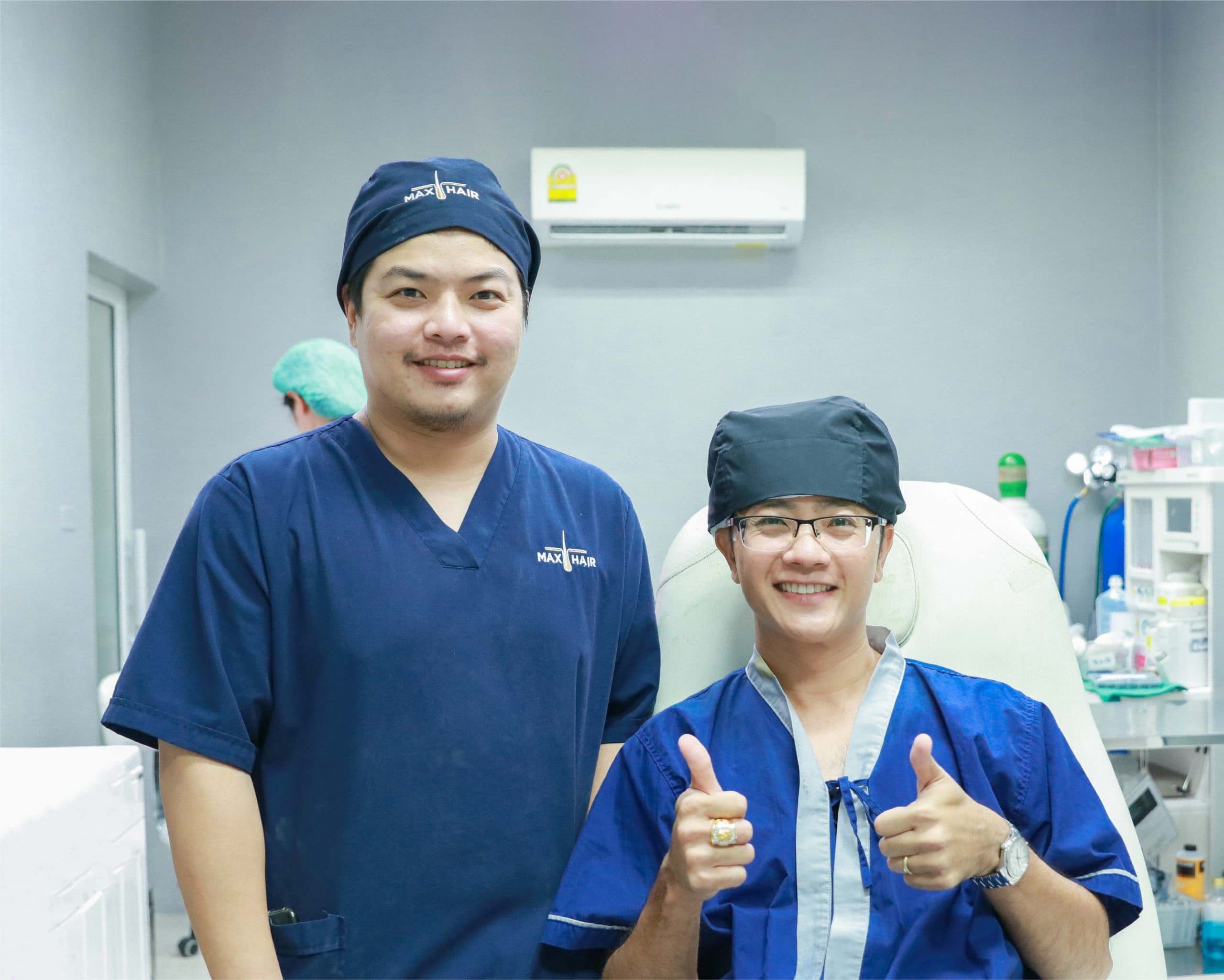 แพทย์และผู้รับบริการเตรียมตัวและรอทำการปลูกผมในคลินิก