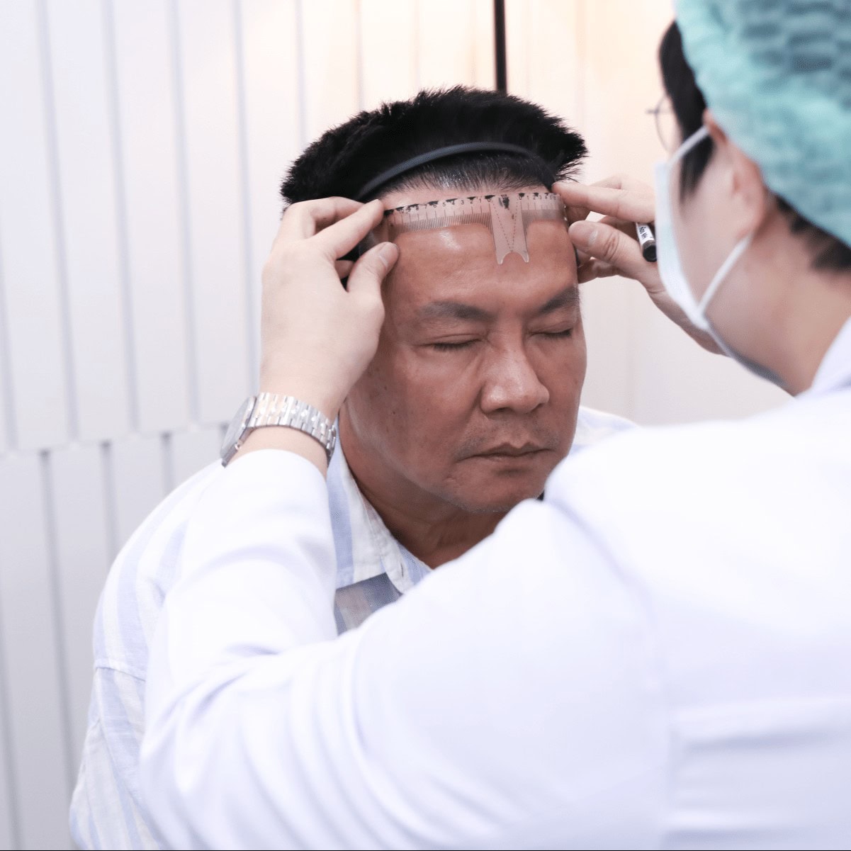 คุณจาตุรงค์ มกจ๊ก กำลังรับการวางแผนการปลูกผมถาวรจากแพทย์