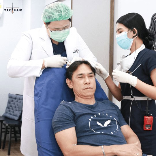 คุณตี๋ ดอกสะเดา ขณะเข้ารับบริการปลูกผมที่ Max Hair Clinic
