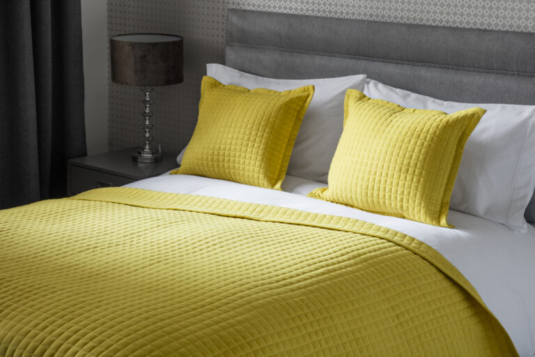 Bedspreads & Throws