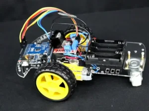 Arduino Uno R3 ATmega328P funcionando en un proyecto de robótica educativa y prototipado rápido