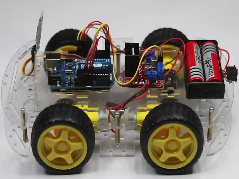 Carro 4x4 Arduino en funcionamiento controlado con placa Arduino y módulo Bluetooth