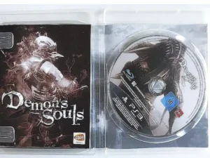 Vista interna del disco y caja original de Demon's Souls PS3
