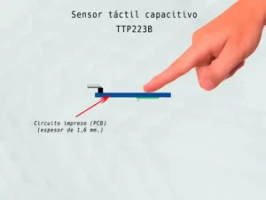 Detalle en primer plano del Sensor Táctil Capacitivo TTP223 con superficie sensible al toque