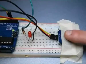Proyecto con Sensor Táctil TTP223 controlando un LED mediante Arduino, demostrando su funcionamiento