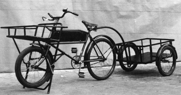 Fahrrad mit Anhänger für Transportzwecke in Trier.