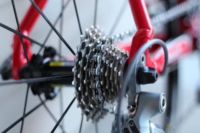 Blick auf Fahrrad-Schaltung und Kette in der Werkstatt.