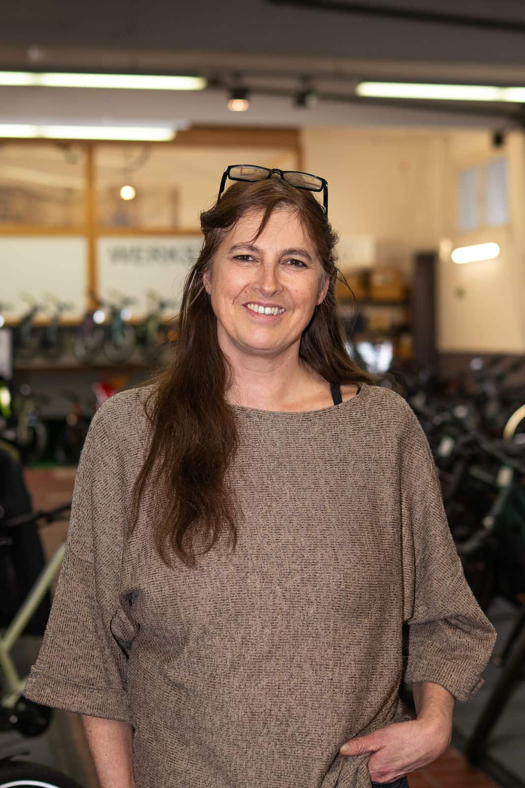 2 - 260128_shotitt-Monz-Fahrradwelten-Portraits-02_Claudia Schabio Freundliche Frau im Fahrradgeschäft Monz GmbH & Co. KG in Trier.