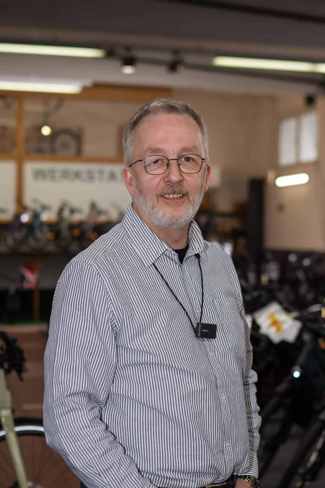 Monz GmbH & Co. KG Teamfoto Mitarbeiter von Monz Fahrradwelten in Trier, lächelnd im Laden.