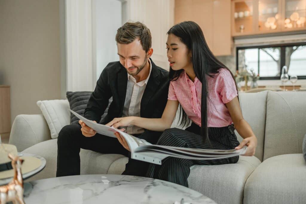 PROFESSIONAL HVAC AND PLUMBING CONSULTATION WITH A TECHNICIAN AND CUSTOMER AT HOME, EMPHASIZING TOP-RATED HVAC SERVICES.