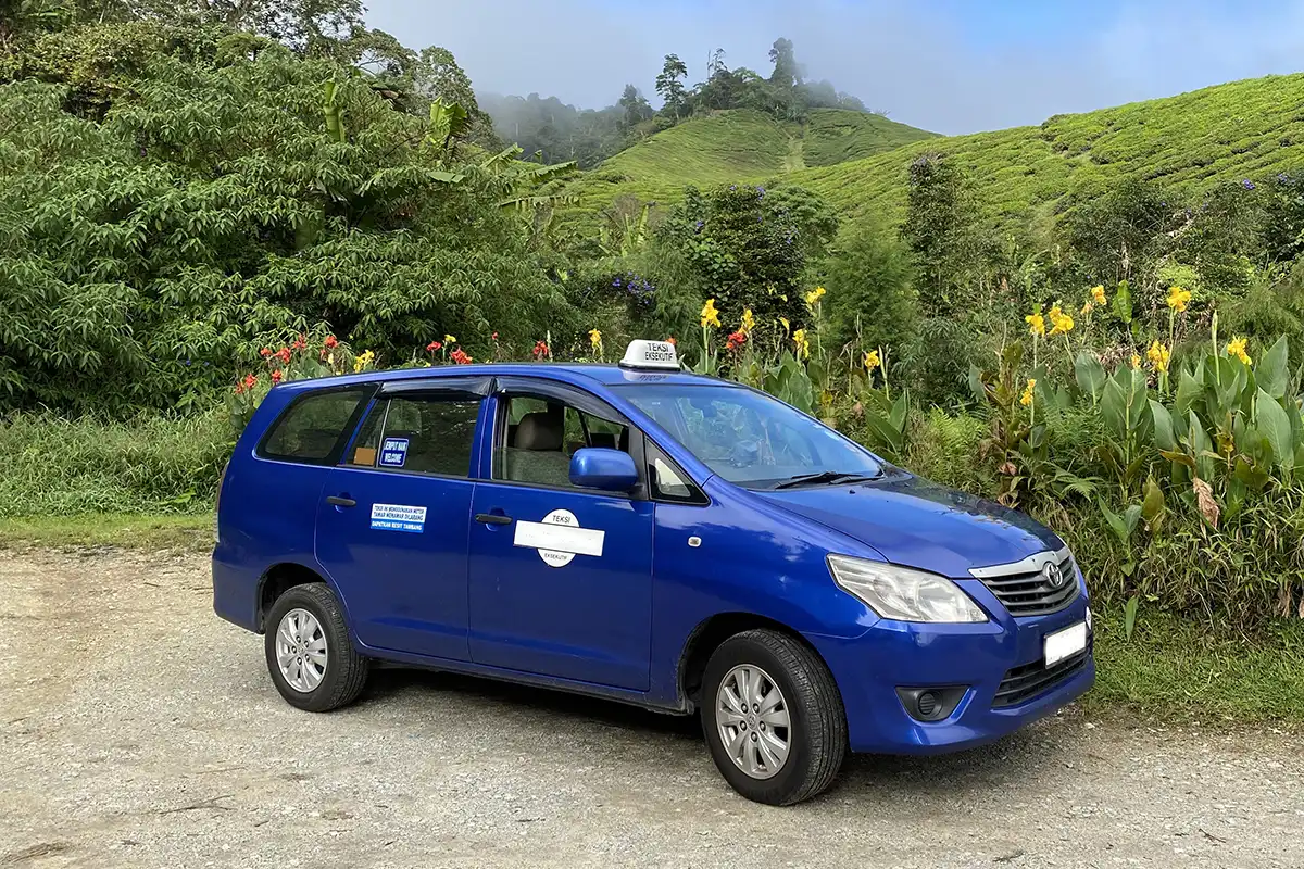 Private Transfer from Kuala Lumpur to Cameron Highlands Taxi Service 2 Blue Toyota Innova MPV used by My Little Taxi for private transfers from Kuala Lumpur to Cameron Highlands, offering comfort and reliability for long-distance travel.