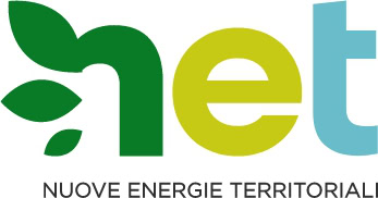 Logo &ldquo;net &ndash; Nuove Energie Territoriali&rdquo; con la scritta &ldquo;net&rdquo; in verde, giallo e azzurro; la lettera &ldquo;n&rdquo; integra foglie stilizzate, e sotto compare il testo &ldquo;NUOVE ENERGIE TERRITORIALI&rdquo;.