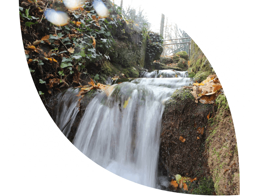 Net nuove energie territoriali la foto rappresenta una cascata di un torrente per indicare che si rafforza la rete territoriale