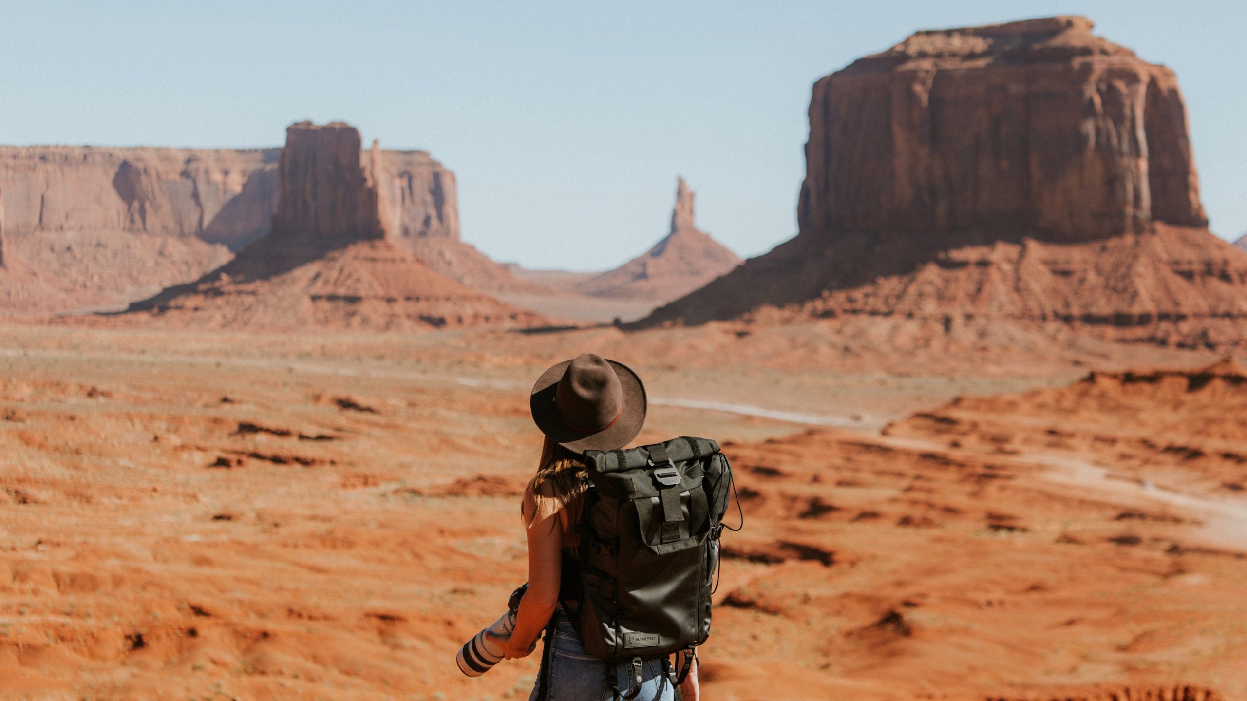 Inpaklijst backpacken: de ultieme paklijst voor backpackers! vrouw monument valley