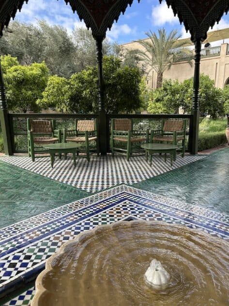 Le Jardin Secret Marrakech Marokko zitje fontein