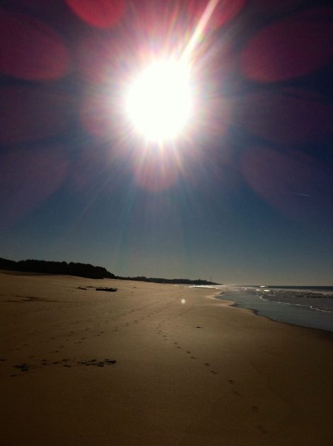 Dwalen over verlaten stranden in Armação de Pêra, Algarve, Portugal