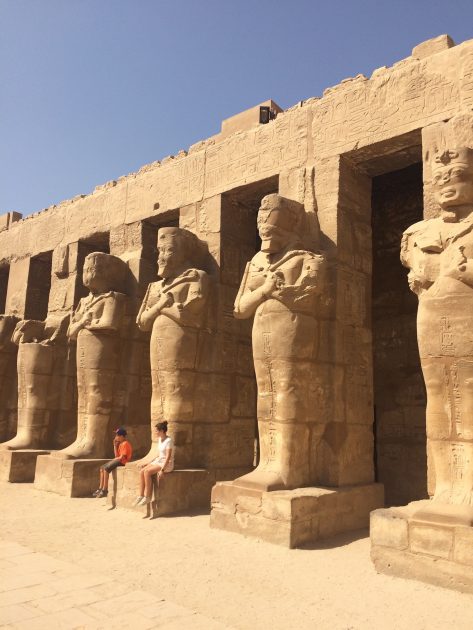 Standbeelden in de Tempel van Karnak in Luxor, Egypte