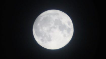 De volle maan boven het Groningse platteland