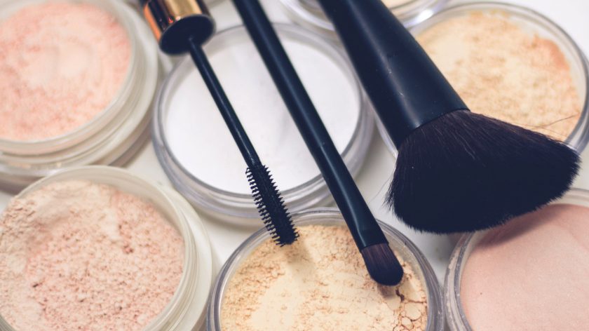Dingen waaraan ik geen geld uitgeef om meer te kunnen reizen - dure make-up