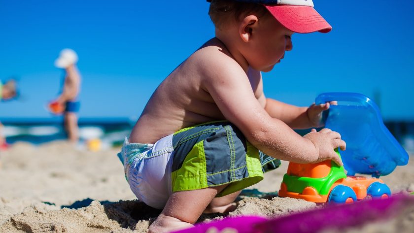 Strand low budget en gratis uitjes - peuter speelt op het strand