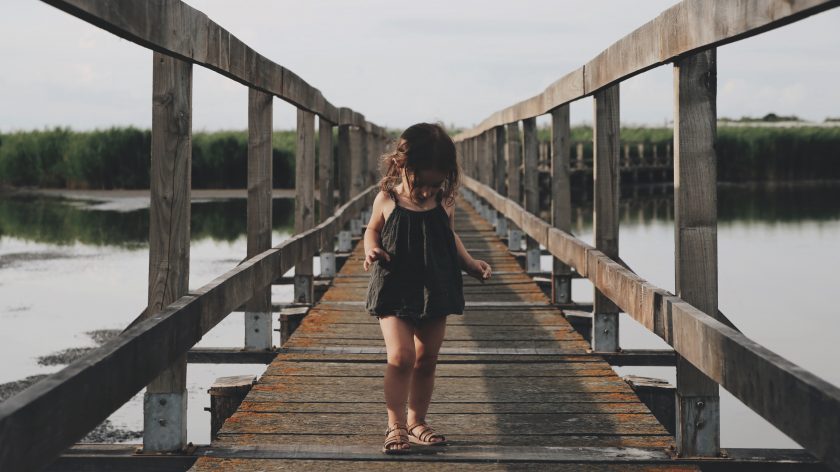 low budget uitjes nederland - kind op een houten brug