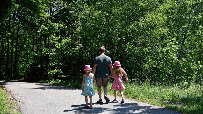 Budget uitjes met kinderen - vader wandelt met kids