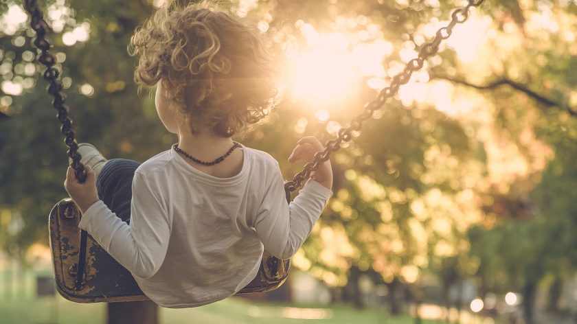 Low budget én gratis uitjes in Nederland - kind op de schommel 