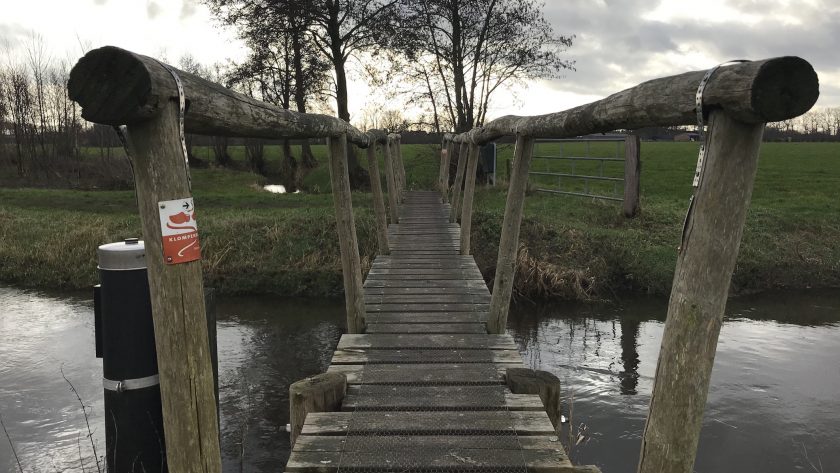 Wandelen over Klompenpad het Stoutenburgerpad bruggetje langs de wandelroute