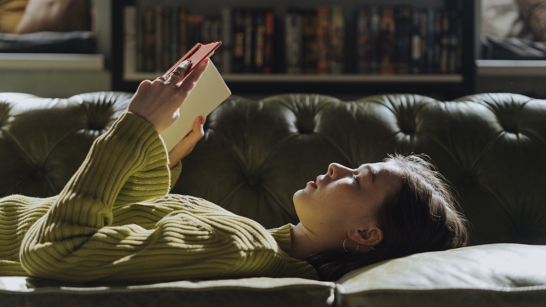 Inspirerende reisboeken bank vrouw boek