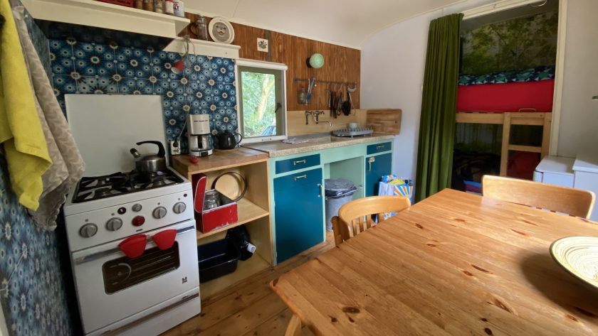 Woonwagen Wadkovice Pieterburen keuken