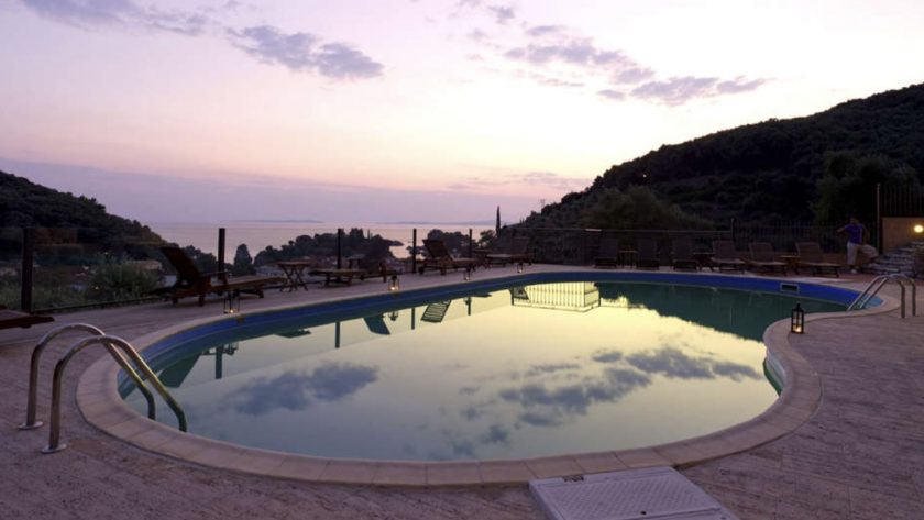 zwembad bij Enetiko resort in Parga, Griekenland