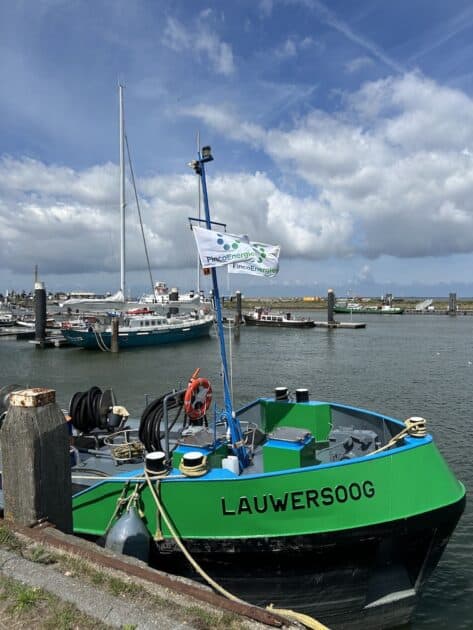 Lauwersoog, boot in de haven, Lauwersmeer
