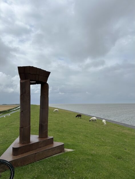 Naar de dijk in Groningen bij de Noordkaap het noordelijkste puntje van Nederland