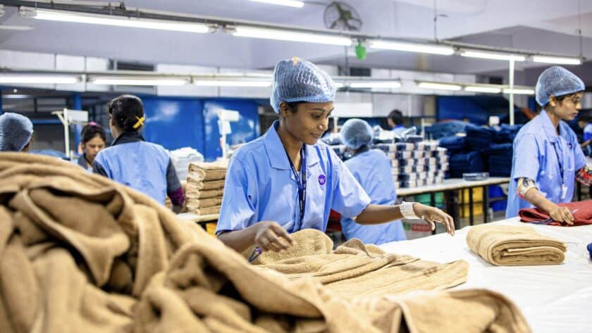 Werk is geen oplossing - fysiek werk - vrouw in naai atelier