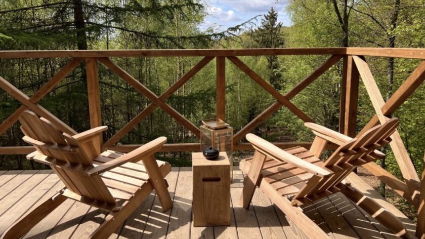 Les Cabanes des Dolimarts Bohan natuurhuisjes Belgische Ardennen terras