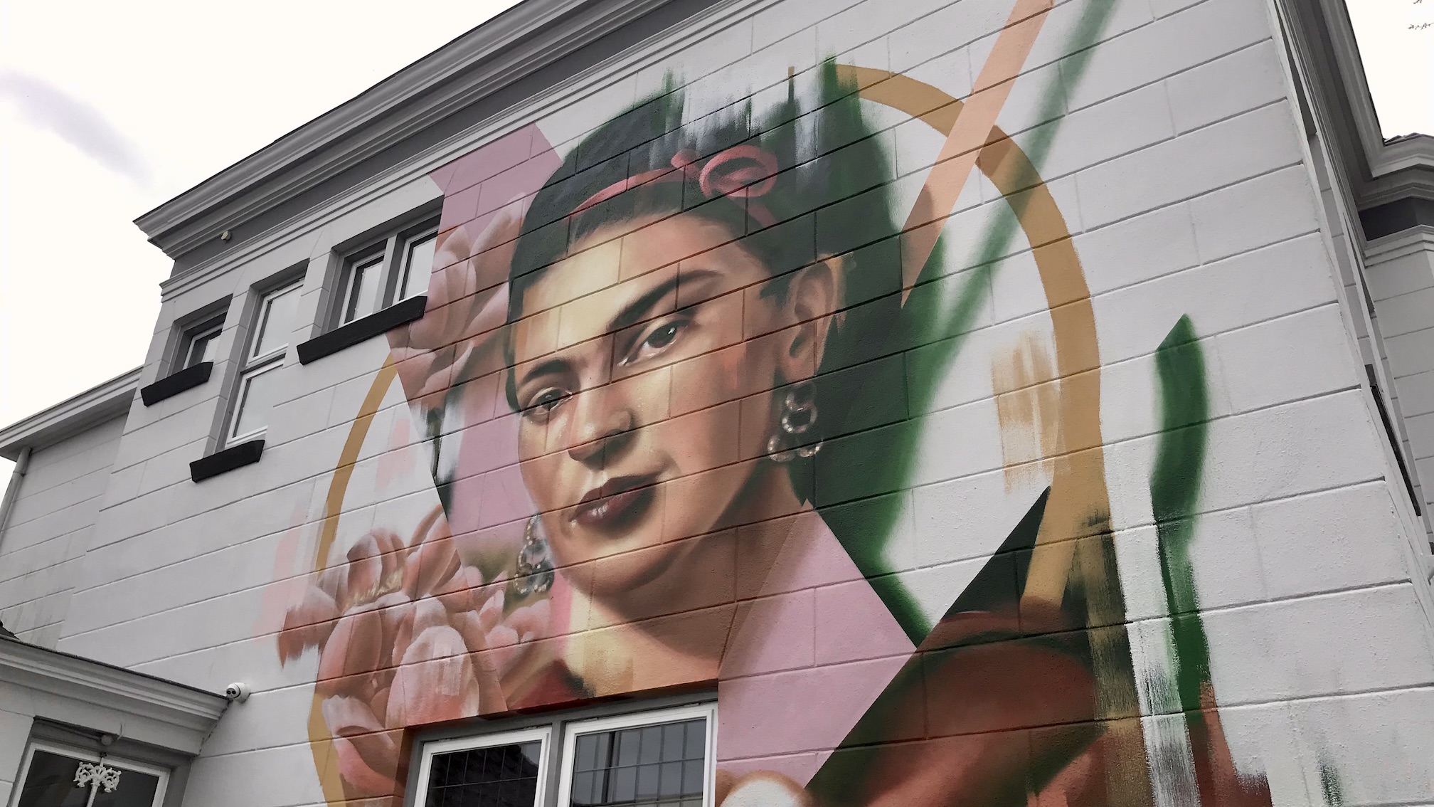 Alternatieve low budget uitjes in Nederland - Assen Drenthe muurschildering Frida Kahlo