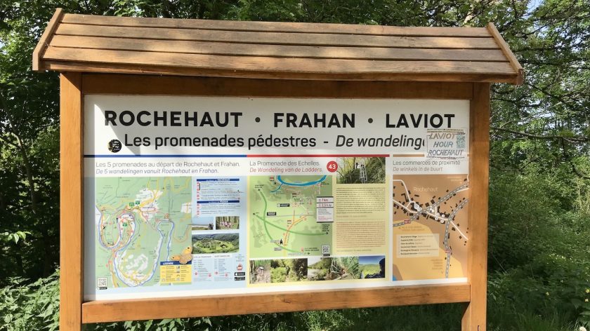 Bord Promenade des Echelles in Rochehaut, Belgische Ardennen